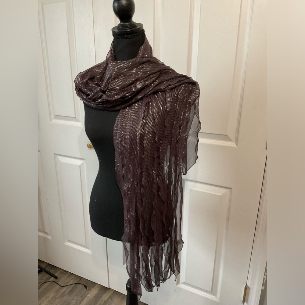 Scarf. Brown and gold.